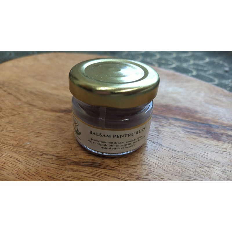 Balsam pentru buze cu ulei și petale de Trandafir