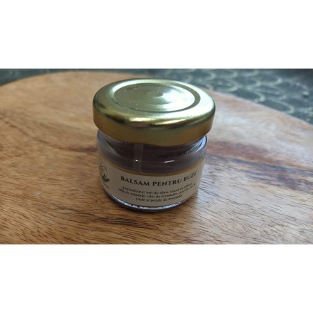 Balsam pentru buze cu ulei și petale de Trandafir